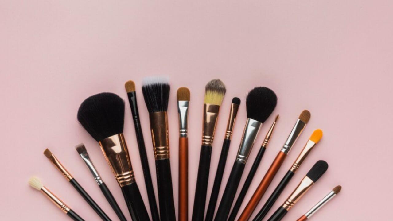 Makeup Hacks: अस्वच्छ मेकअप ब्रशमुळे त्वचेचे होऊ शकते नुकसान, ‘या’ सोप्या टिप्सने करा स्वच्छ