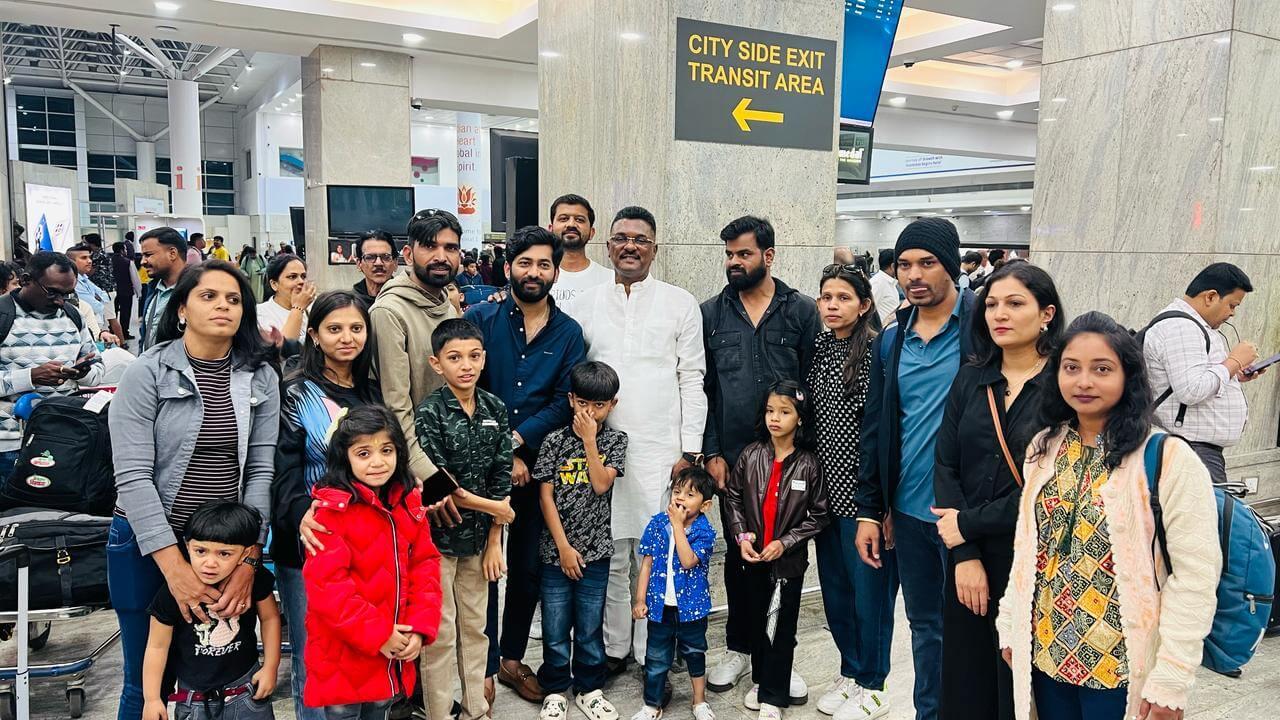 काश्मीरमधून परत आलेल्या पर्यटकांच्या सेवेसाठी शिवनेरी एसटी धावली, मंत्री प्रताप सरनाईक स्वतः स्वागतासाठी हजर