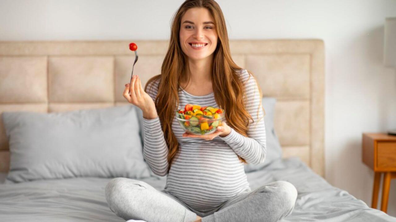 Pregnancy Tips:   प्रेग्नन्सीच्या पहिल्या तिमाहीत खाऊ नये ‘हे’ ५ पदार्थ, बाळावर होईल वाईट परिणाम