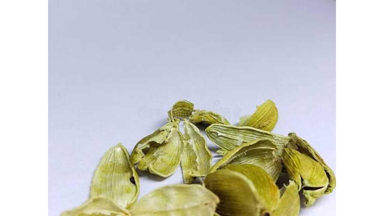 तुम्हीही वेलचीची साल फेकून देता का? जाणून घ्या जबरदस्त फायदे