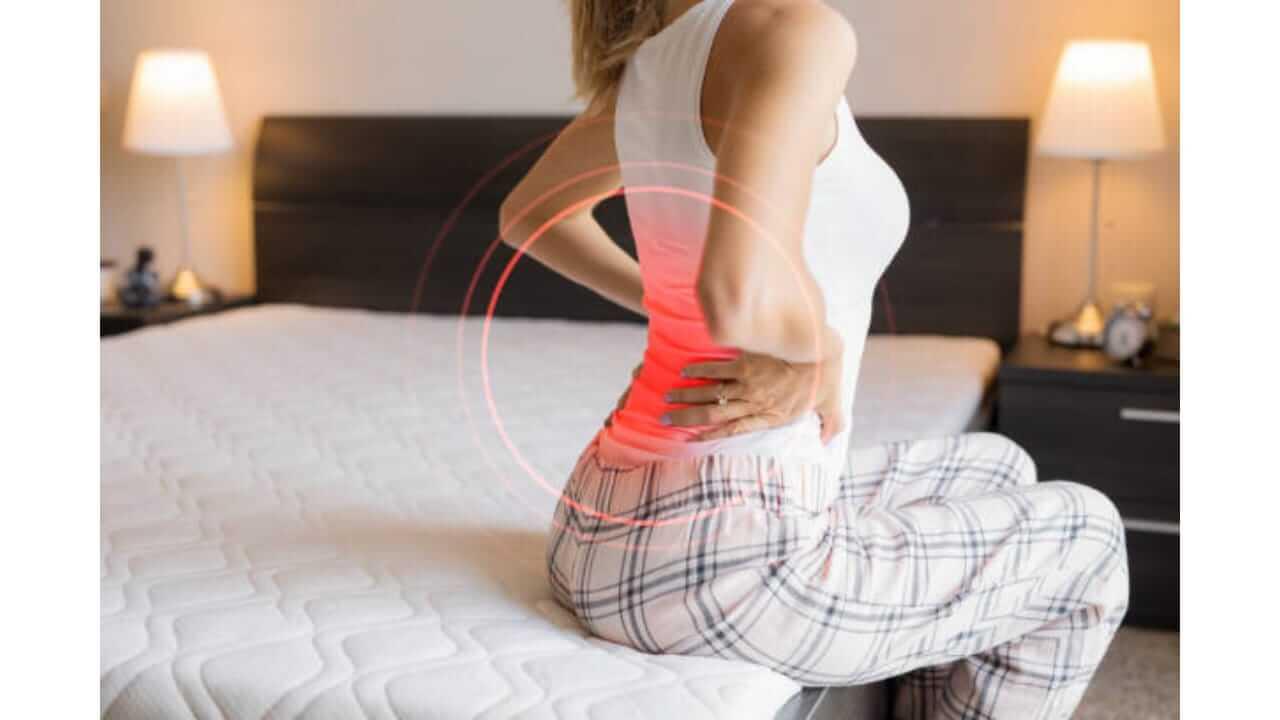 कंबरदुखी मुळे त्रस्त आहात? मग ‘या’ उपायांनी मिळेल आराम