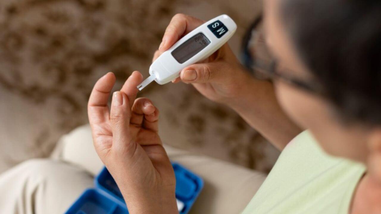 Diabetes Care: डायबिटीसच्या रुग्णांनी करा ‘हे’ घरगुती उपाय, नियंत्रणात राहील रक्तातील साखर