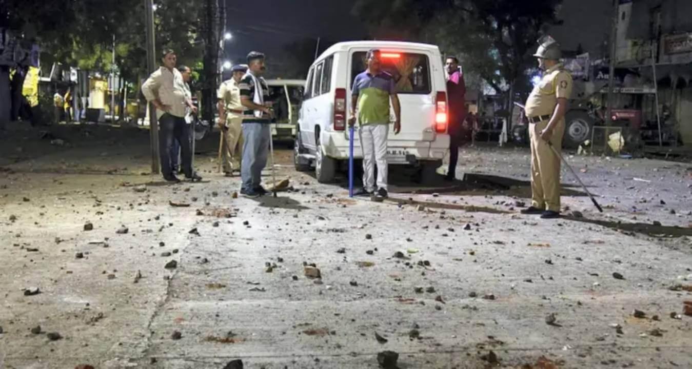 नाशिकमध्ये अनधिकृत दर्गा हटवण्यावरुन वाद, जमावाची पोलिसांवर दगडफेक, ठाकरेंच्या शिवसेनेचं टीकास्त्र