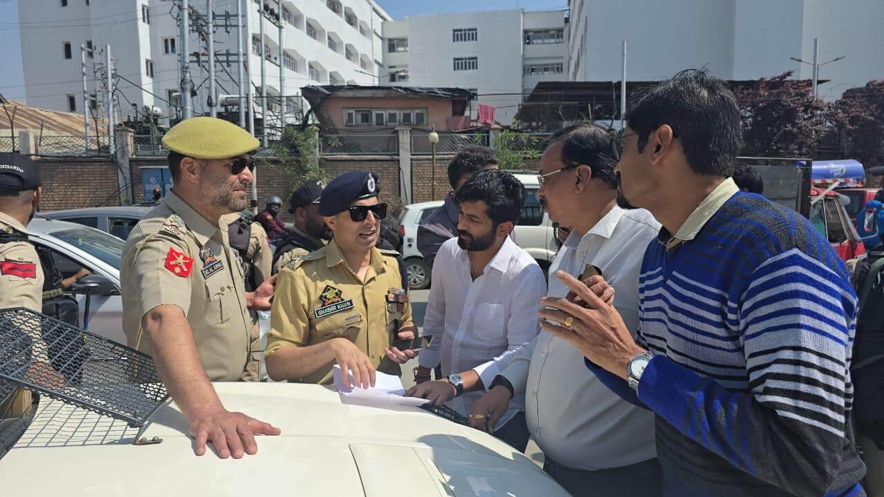 शिवसेनेची टीम श्रीनगरमध्ये दाखल, मृत्युमुखी पर्यटकांचे मृतदेह आज मुंबईत आणणार 