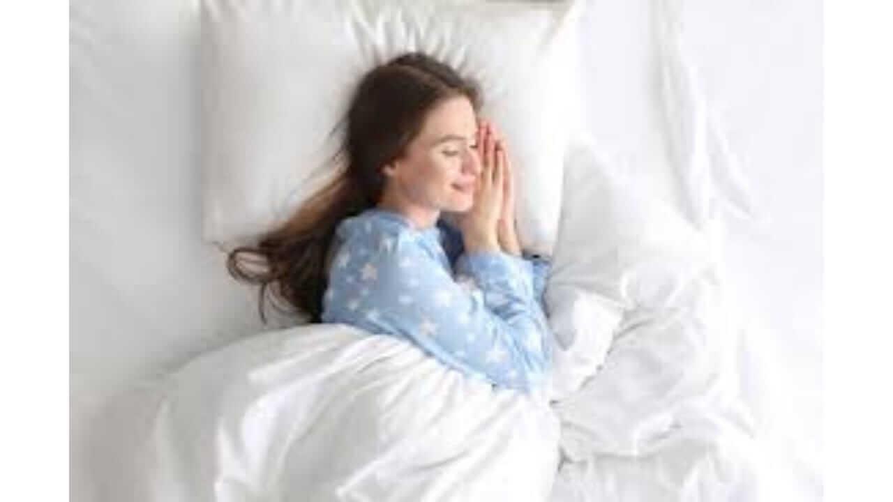 झोपताना उशीखाली ठेवा ‘ही’ वस्तू कधीच भासणार नाही कसली कमतरता