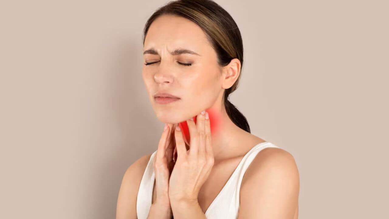 Thyroid Symptoms: थायरॉईड झाल्यास शरीरात दिसतात ५ लक्षणे, करू नका दुर्लक्ष