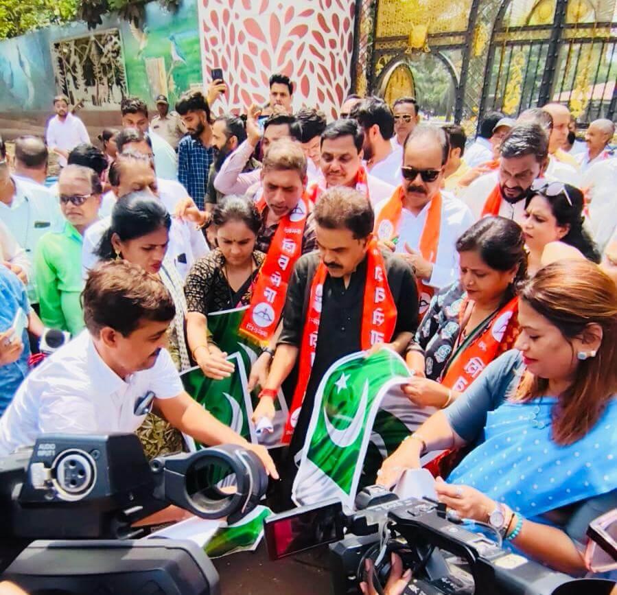 पाकिस्तान विरोधात शिवसेनेचे मुंबईत आक्रमक आंदोलन, काश्मीर खोऱ्यातील दहशतवादी हल्ल्याचा तीव्र निषेध