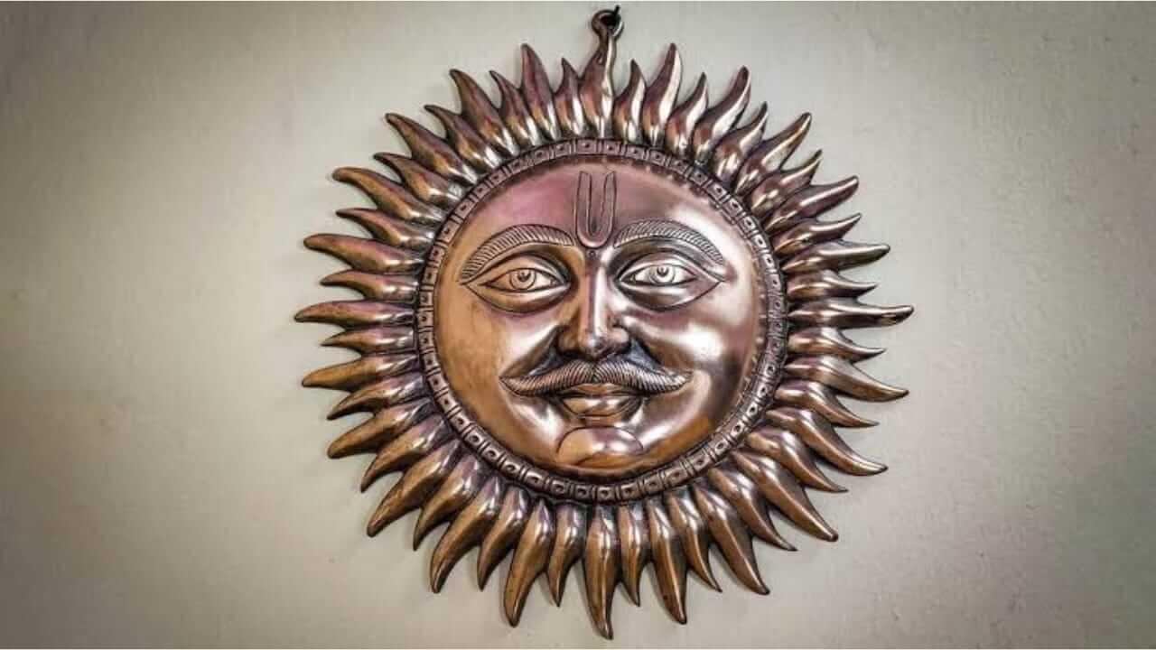 घरात या दिशेला ठेवा सूर्ययंत्र, उजळेल नशीब