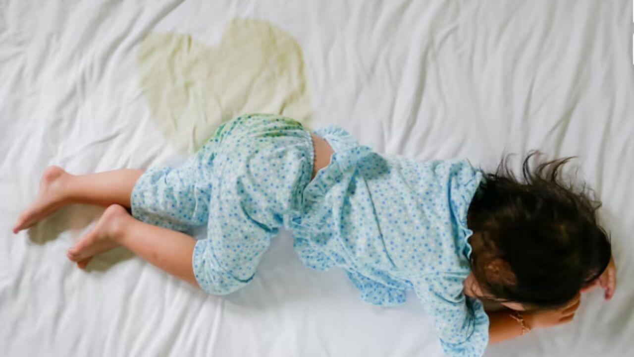 Bedwetting in children: तुमचं मुल अजूनही अंथरूण ओलं करतं? ‘हे’ आयुर्वेदिक उपाय देतील समस्येपासून सुटका