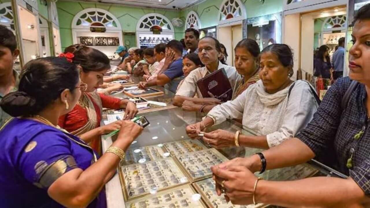 Gold Silver: सोने- चांदीच्या दरांत चढउतार; विक्री की खरेदी काय करावं?