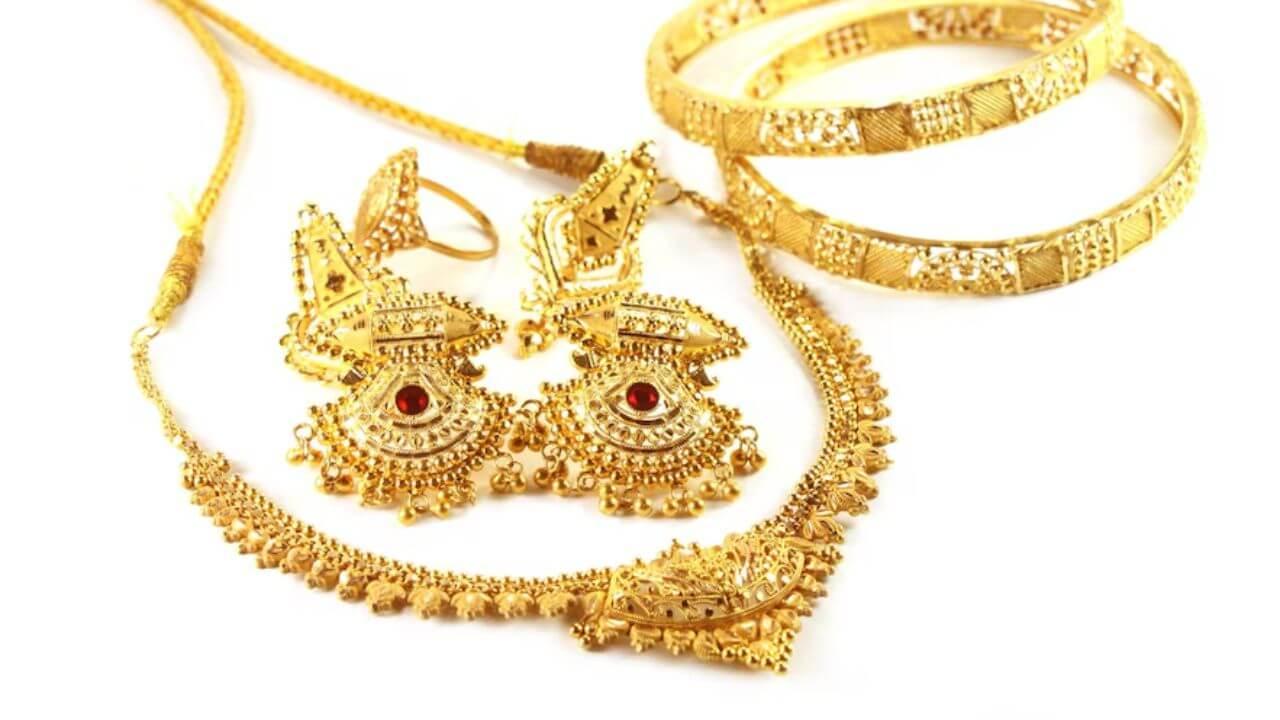 Cleaning Tips: सतत वापराने सोन्याचे दागिने काळे पडलेत? ‘या’ घरगुती उपायाने पुन्हा चमकतील