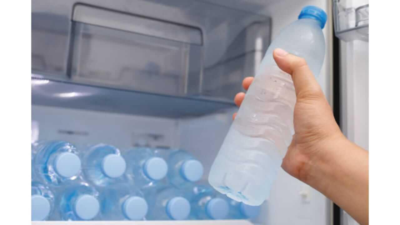 फ्रिजमधील थंड पाणी पिणे टाळा, त्यामुळे होऊ शकतात ‘या’ गंभीर समस्या, जाणून घ्या…