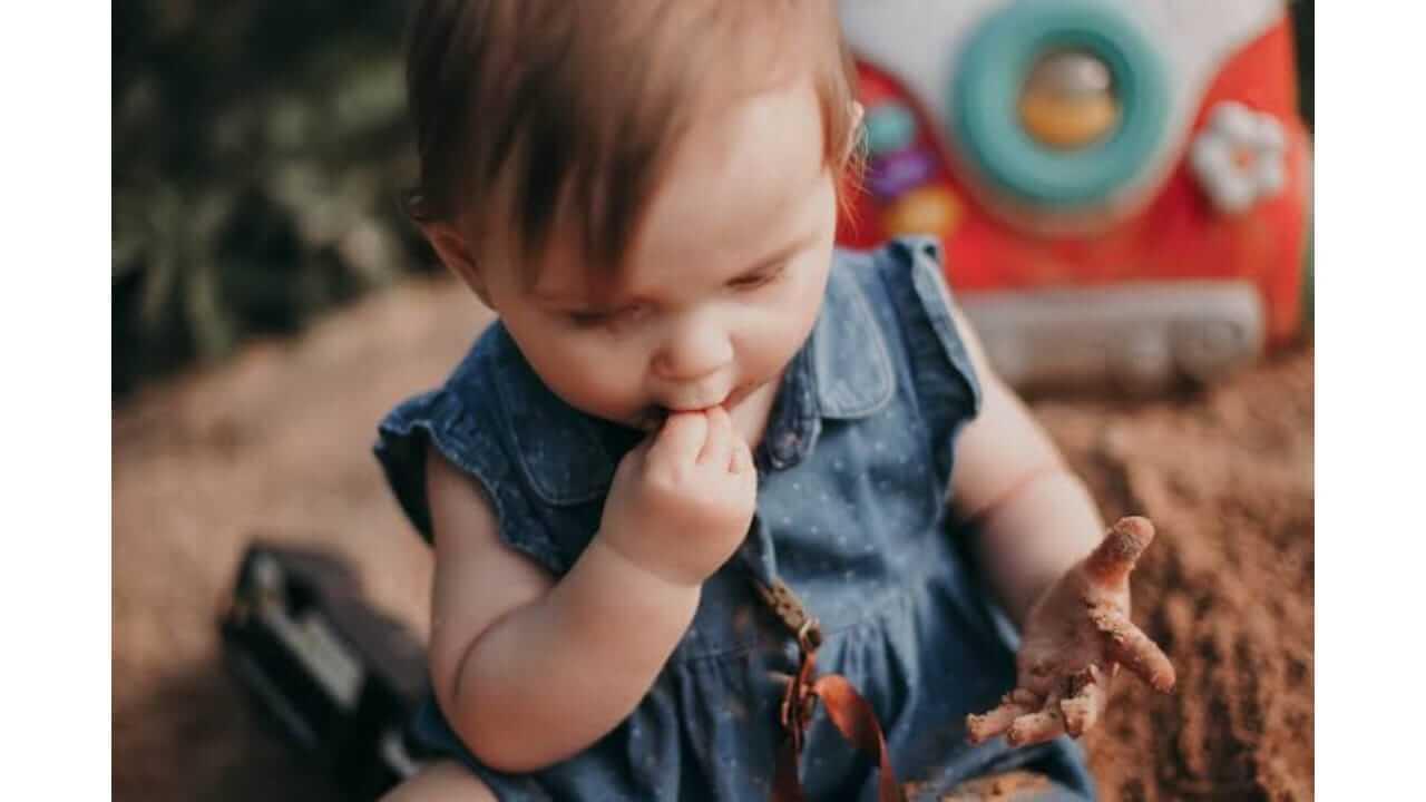 मुलांची माती खाण्याची सवय दूर करतील ‘हे’ घरगुती उपाय जाणून घ्या…