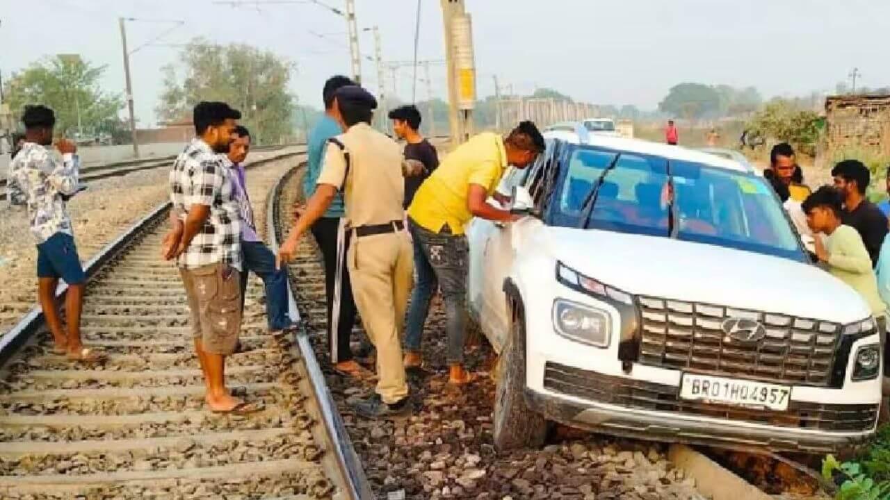 गुगल मॅपने दिला धोका, तरूण गाडीसह थेट रेल्वे रूळावर…नेमकं काय घडलं?