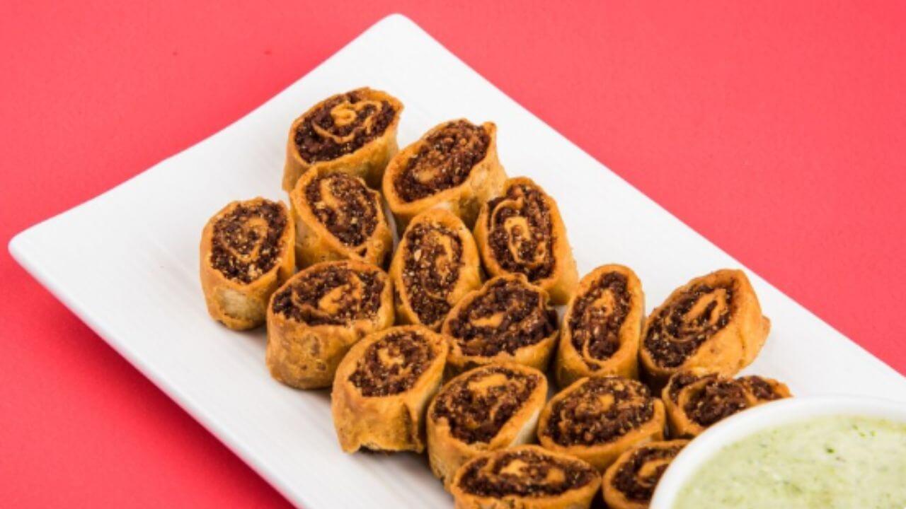 घरातच बनवा बेकरीसारखी खुसखुशीत बाकरवडी, एकदम सोपी आहे रेसिपी