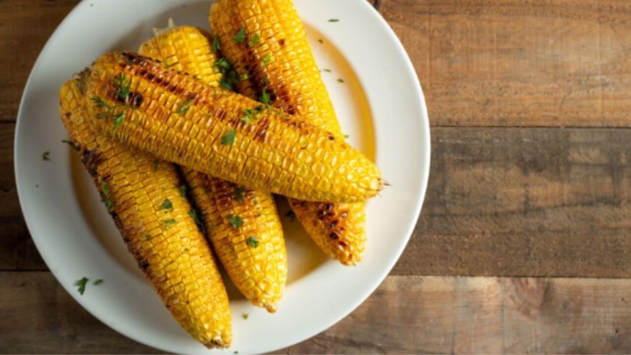 पावसाळ्यात दररोज खा भाजलेले कणीस, आरोग्याला मिळतील अफाट फायदे