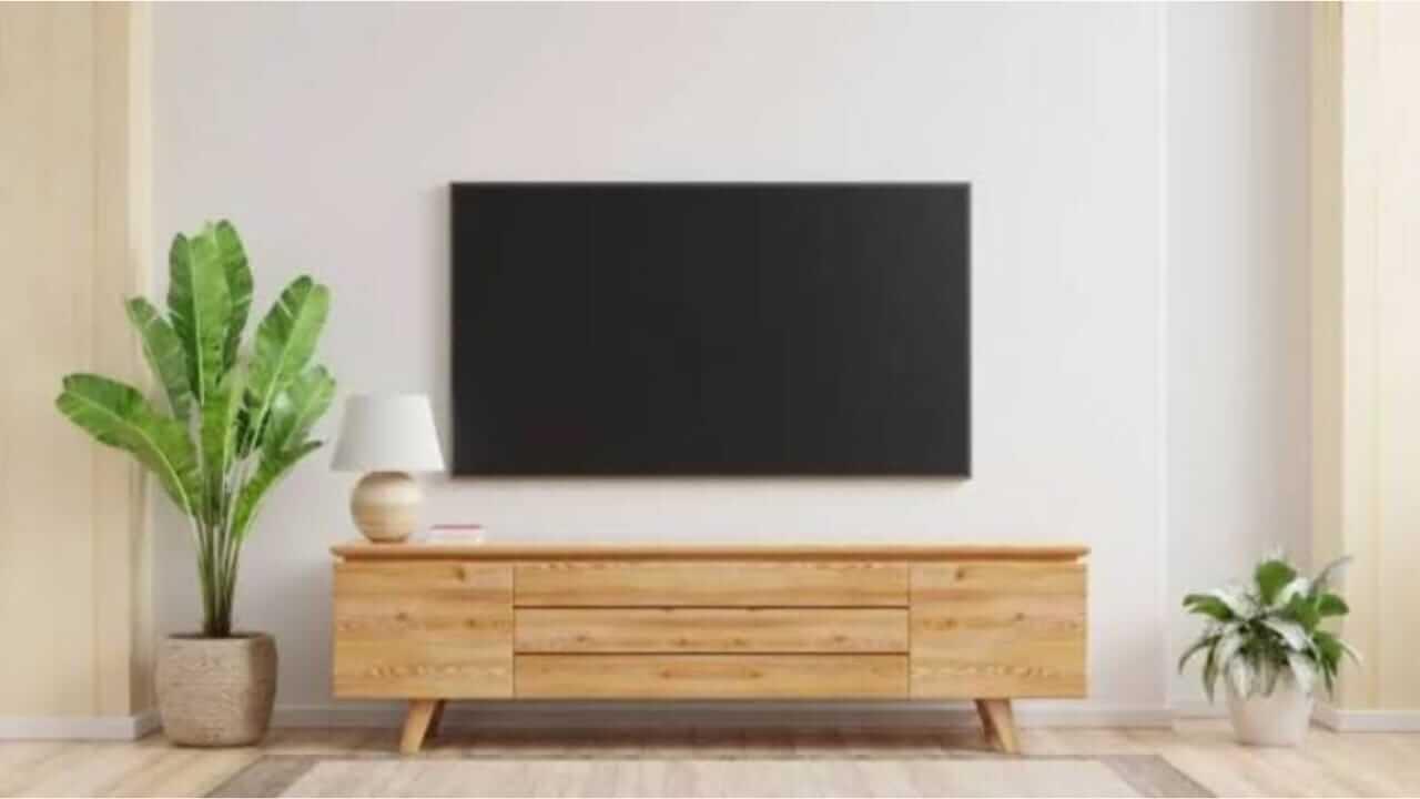 घरात टीव्ही लावण्याची योग्य दिशा कोणती? जाणून घ्या वास्तु टिप्स