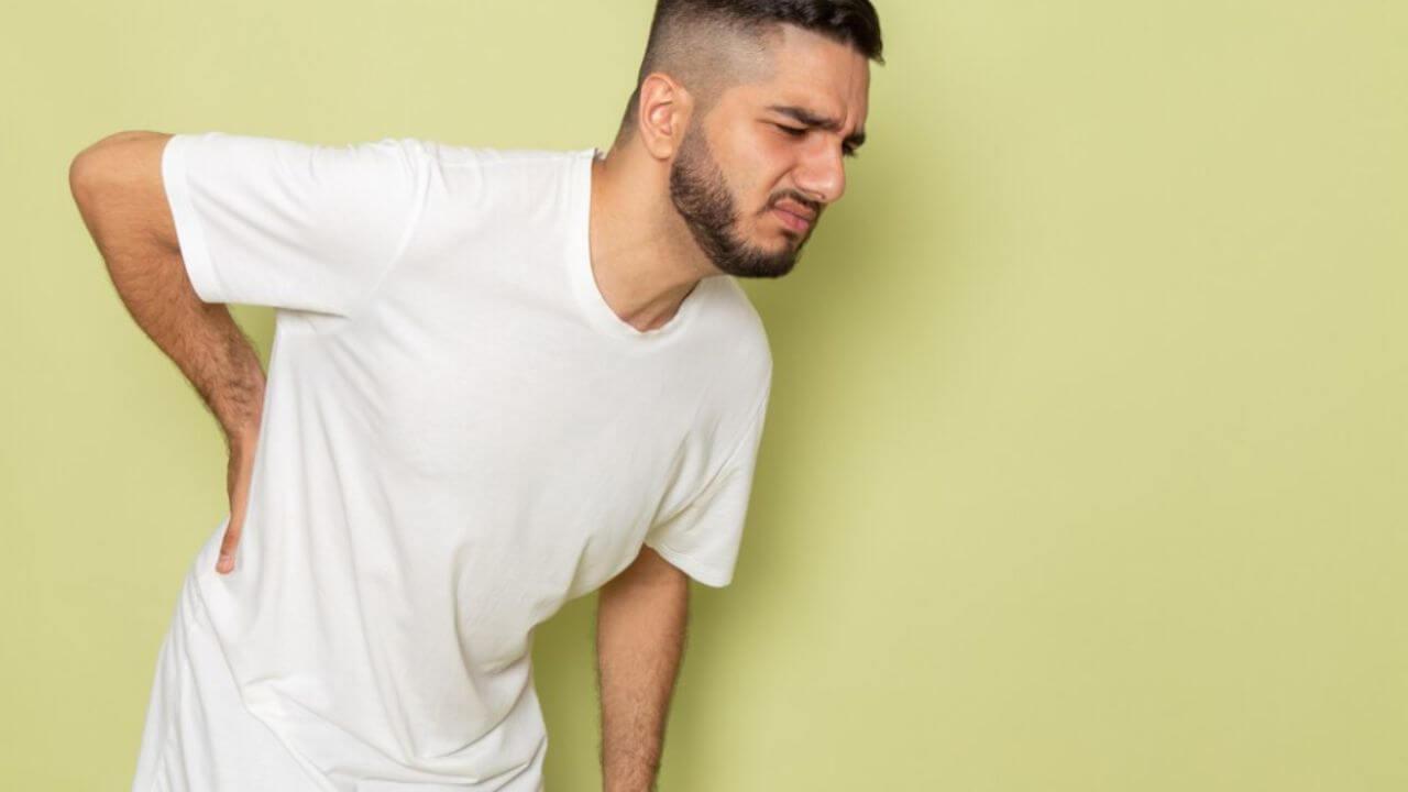 कंबरदुखीने त्रस्त आहात? ‘हे’ घरगुती उपाय देतील वेदनेपासून लगेच आराम