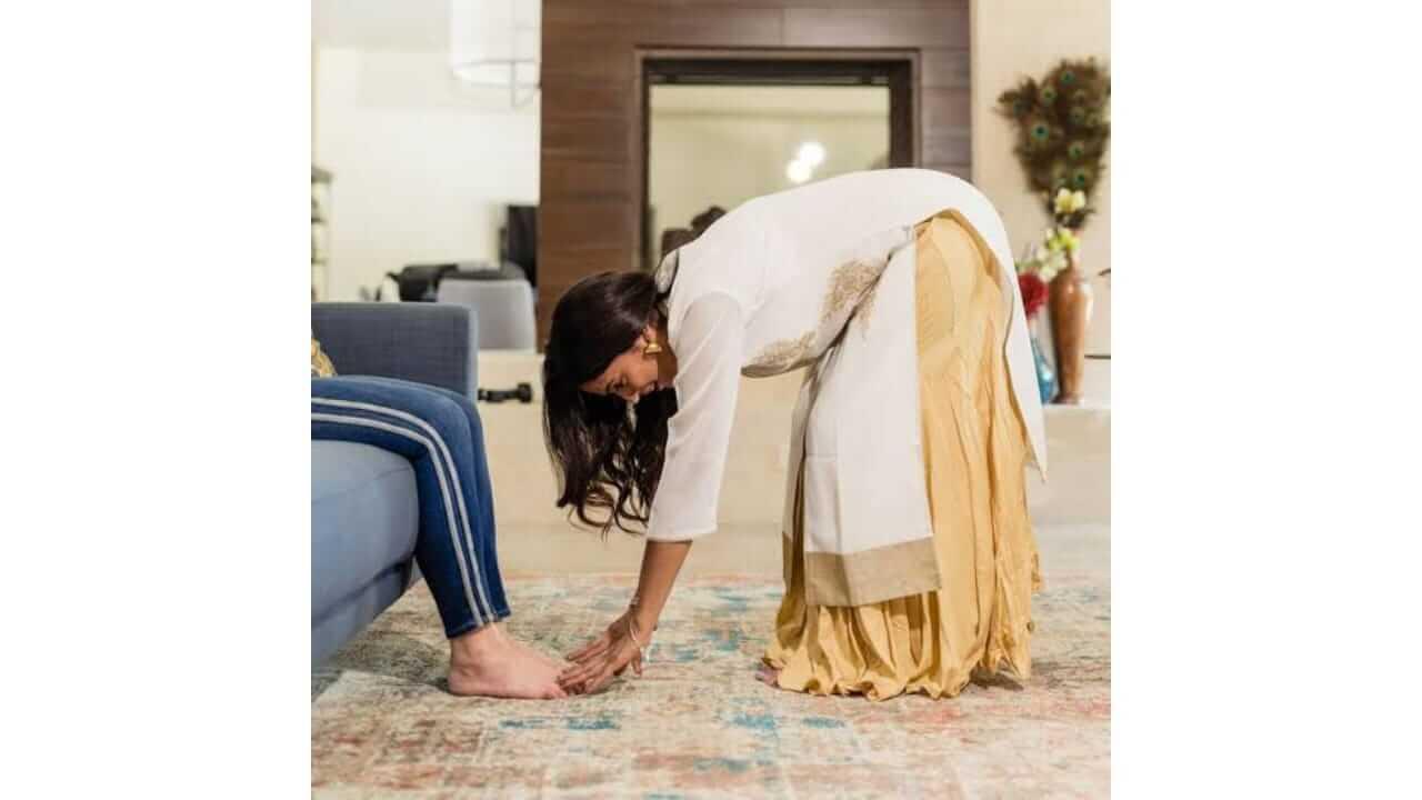 आपण मोठ्यांचे पाय का स्पर्श करतो? जाणून घ्या…