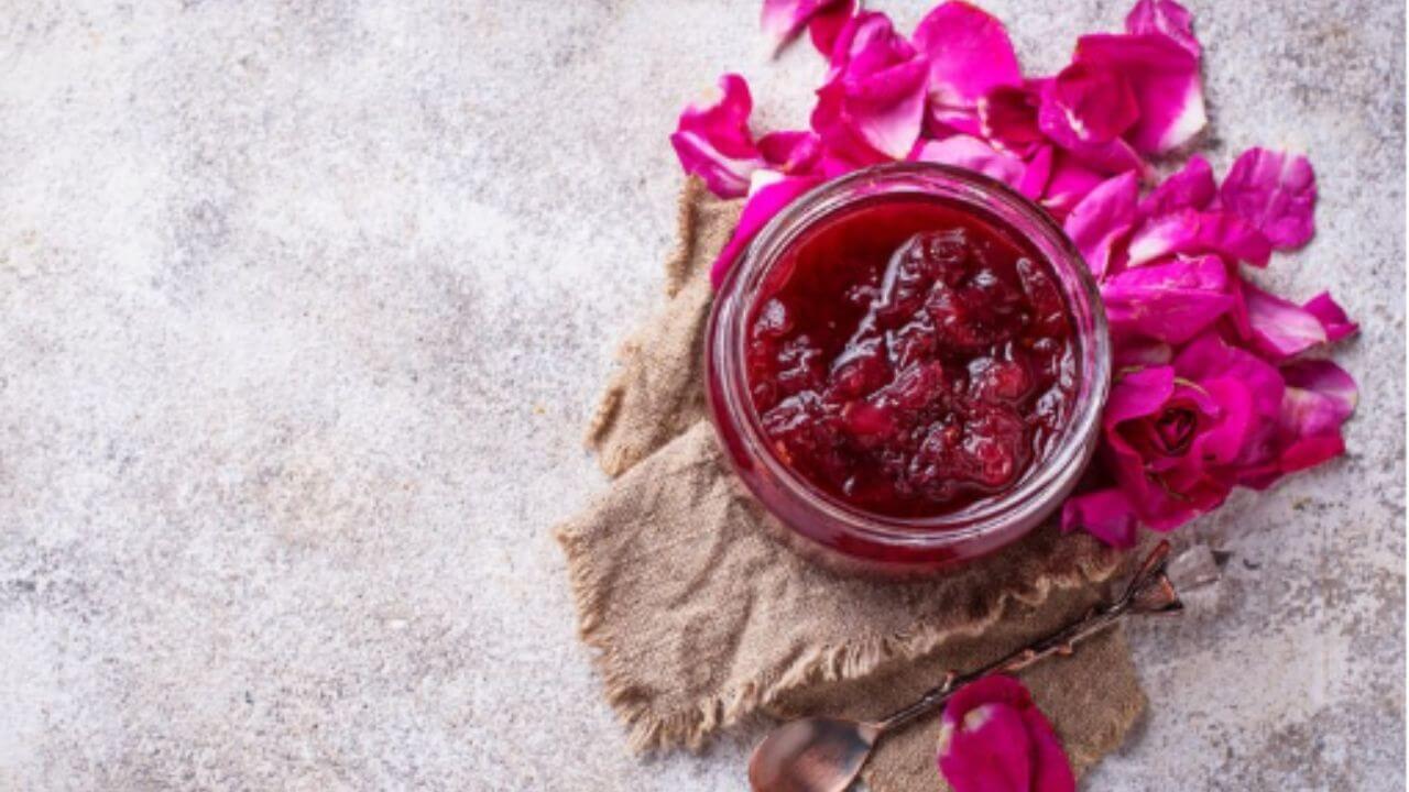 दररोज खा एक चमचा गुलकंद, आरोग्याला मिळतील विविध फायदे