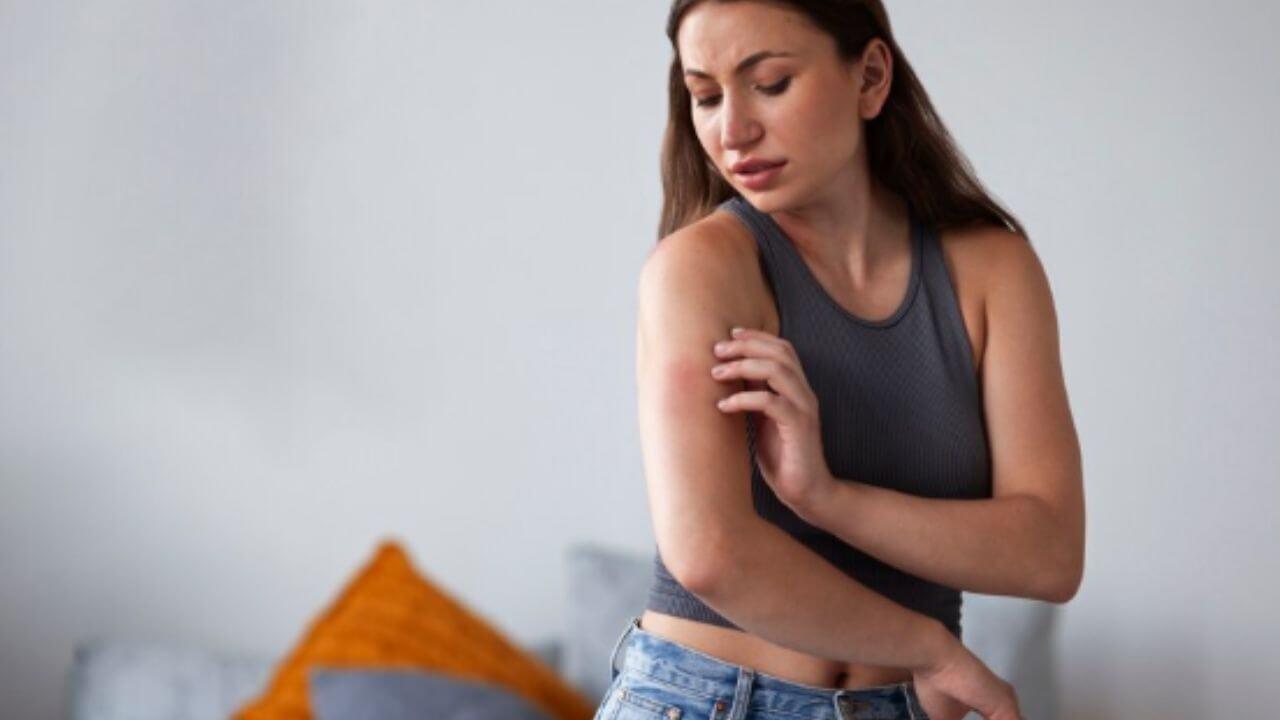 पावसामुळे स्किन अ‍ॅलर्जी होऊन खाज सुटतेय? ‘हे’ घरगुती उपाय नक्की देतील आराम