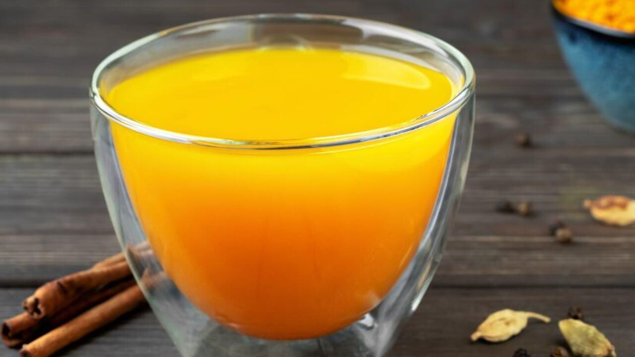 ७ दिवस उपाशी पोटी प्या हळदीचे पाणी, फायदे जाणून वाटेल आश्चर्य