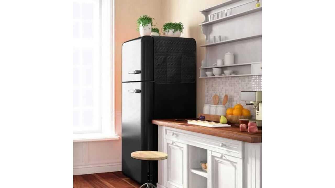 ‘या’ गोष्टी चुकूनही फ्रीजवर ठेवू नका, यामुळे घरात येईल नकारात्मकता