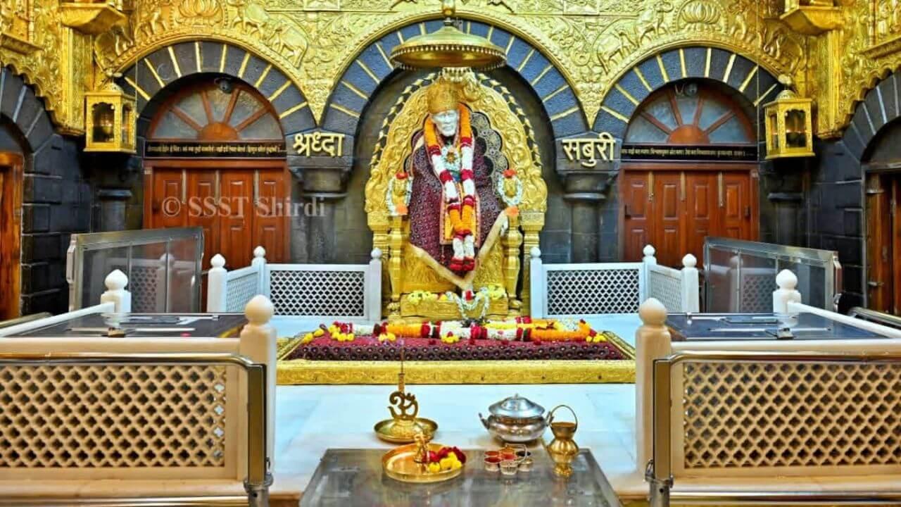 Sai baba Darshan: नववर्षाच्या पूर्वसंध्येला शिर्डीत साईभक्तांची गर्दी; दर्शनासाठी रांगा !