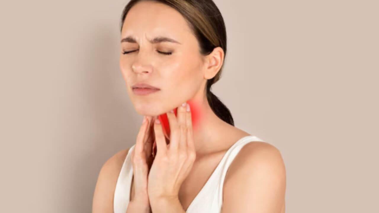 थायरॉईडमध्ये अजिबात खाऊ नयेत ‘हे’ पदार्थ, वाढू शकते समस्या