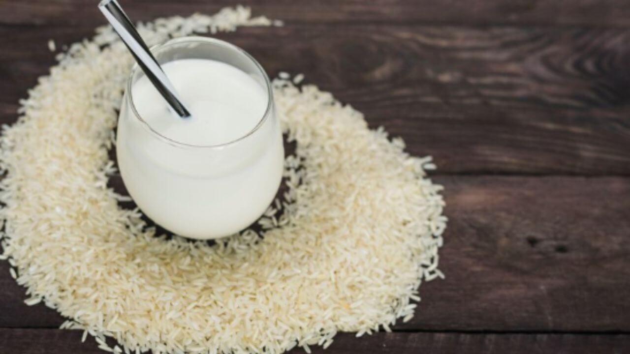 चेहराच नव्हे केसांसाठीही फायदेशीर आहे तांदळाचे पाणी, कसे वापरायचे जाणून घ्या