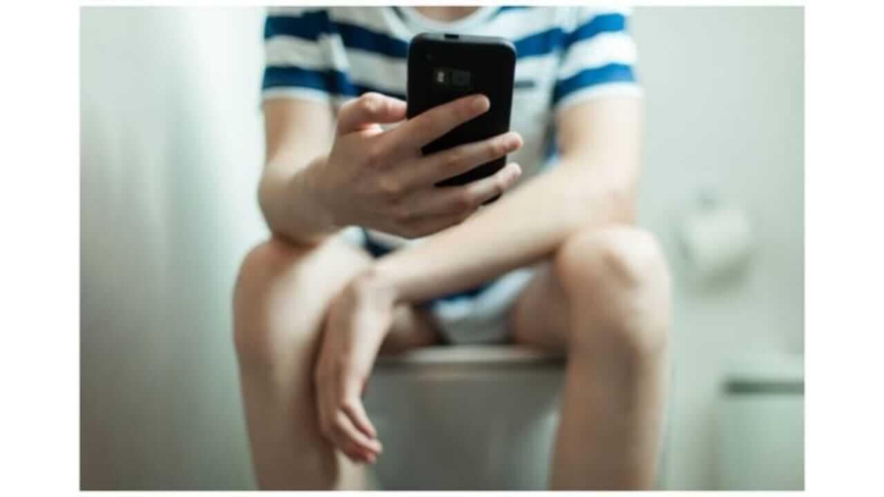 तुम्ही देखील शौचालयात फोनचा वापर करता का? होऊ शकतात गंभीर आजार