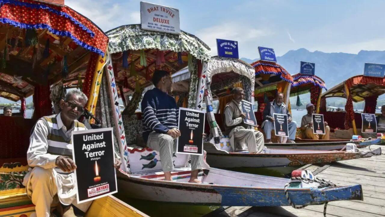 पहलगाम हल्ल्याच्या महिनाभरानंतरही काश्मिरात शुकशुकाट, पर्यटकांनी फिरवली पाठ, जंगलात सोडून दिले घोडे