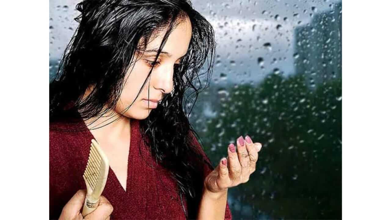 पावसाळ्यात तुमचे पण केस गळतात का? मग ‘या’ सोप्या टिप्स फॉलो करा