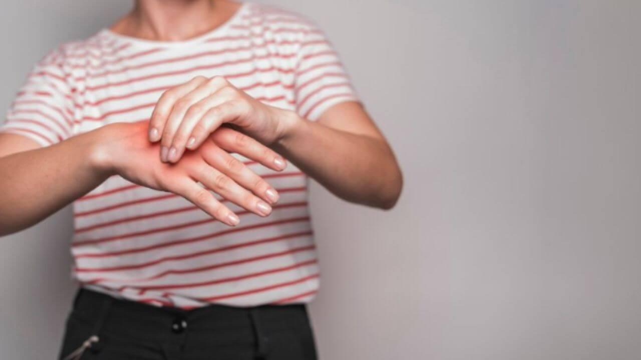 पावसाळ्यात वाढलंय युरिक अ‍ॅसिड? ‘या’ आयुर्वेदिक उपायाने कमी होतील वेदना