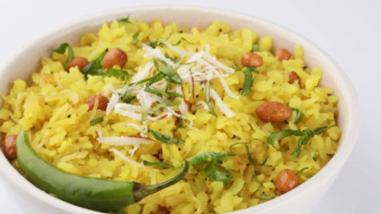 नाश्त्याला बनवा खमंग दडपे पोहे, वाचा पारंपरिक रेसिपी
