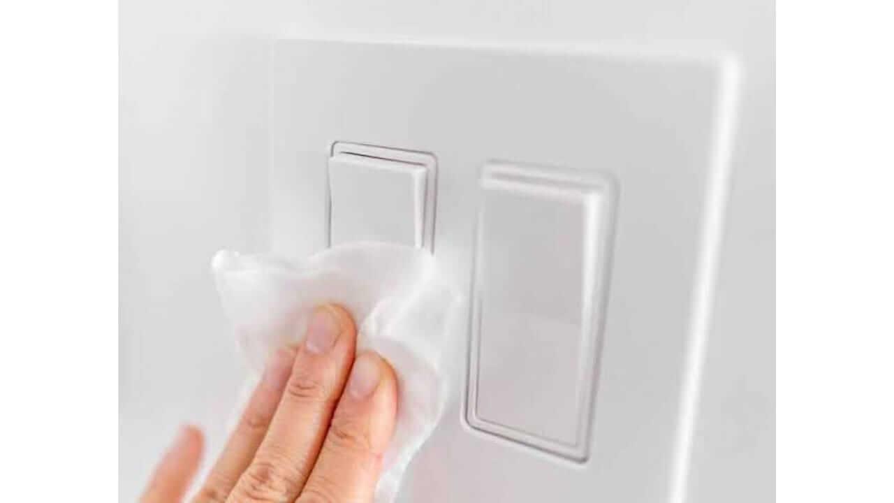 तुमच्या घराचा काळा स्विचबोर्ड 5 मिनिटांत साफ करा, ‘या’ सोप्या टिप्स फॉलो करा