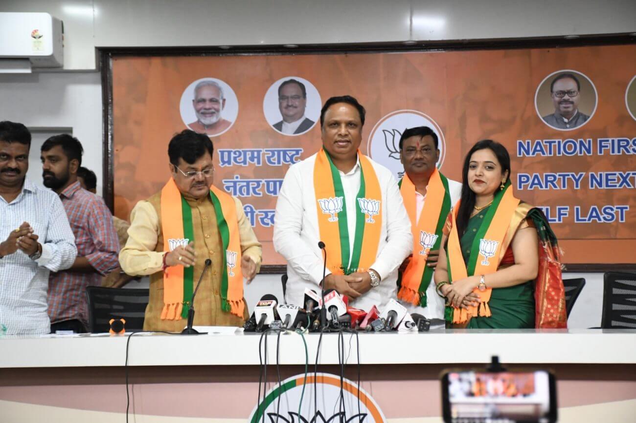 ठाकरेंच्या सेनेचे २ माजी नगरसेवकांचा भाजपमध्ये प्रवेश, उबाठा सेनेची अवस्था धोकादायक आणि जीर्ण, आशिष शेलारांचे टीकास्त्र