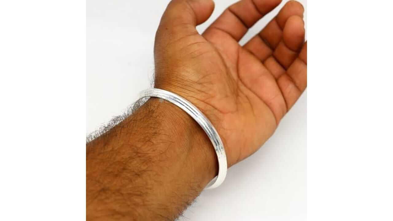 तुम्हीही हातात चांदीचे ब्रेसलेट घालता का? त्याचे फायदे जाणून घ्या….