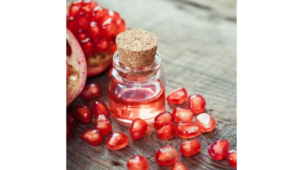 डाळिंबाचे तेल केसांसाठी वरदान, जाणून घ्या कसा करायचा वापर?