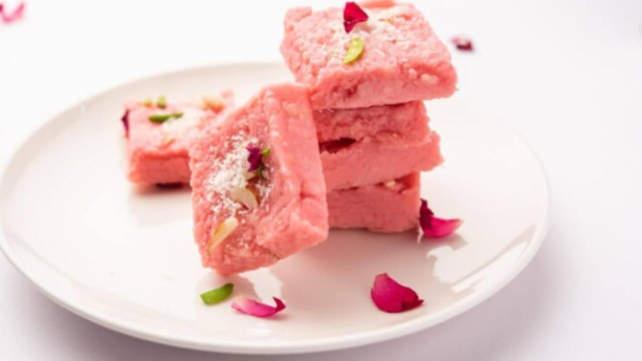 घरातच बनवा मार्केटसारखी गुलकंद बर्फी, पाहा सोपी रेसिपी