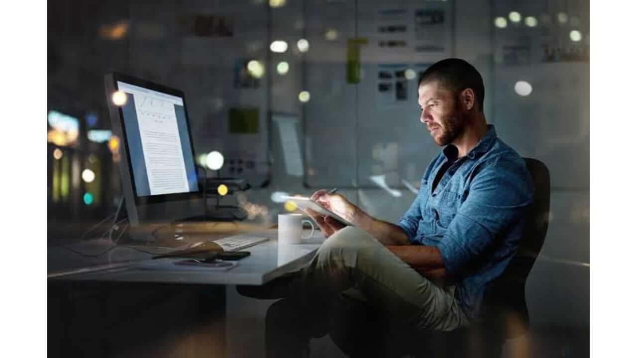 तुम्हीही रात्री उशिरापर्यंत काम करता का? तर ‘या’ भयंकर आजारांना बळी पडाल