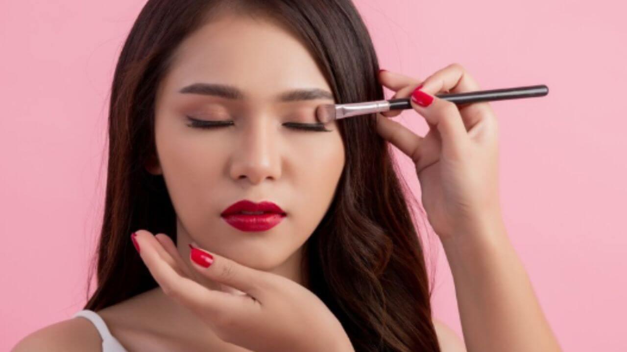 मान्सून वेडिंग असो किंवा पार्टी, मेकअप जास्तवेळ टिकविण्यासाठी उपयोगी पडतील ‘या’ टिप्स