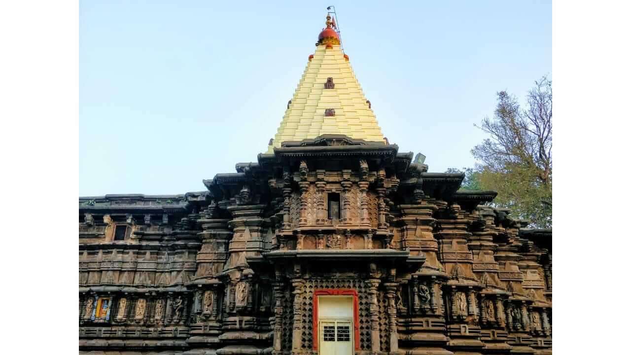 मंदिरात प्रवेश करताना ‘या’ चुका करू नका, तुमची पूजा व्यर्थ जाऊ शकते