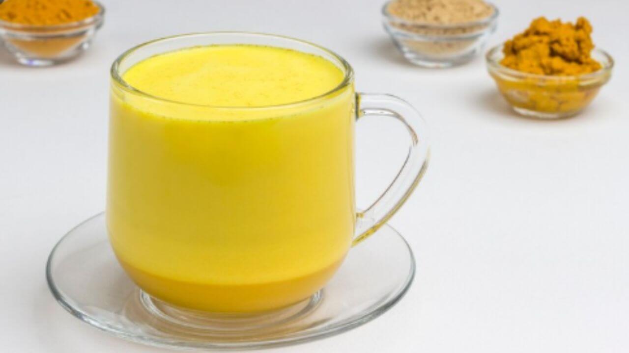 हळद आणि आले टाकून दूध पिल्याने मिळतात अफाट फायदे, जाणून घ्या दूध पिण्याची योग्य वेळ
