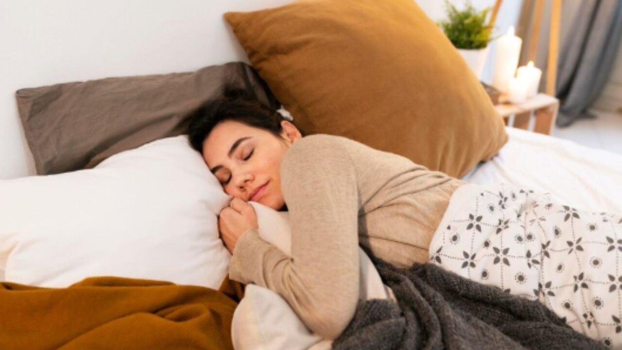 तुम्हालाही रात्री झोप न येण्याची समस्या आहे? ‘हे’ घरगुती उपाय करतील  मदत