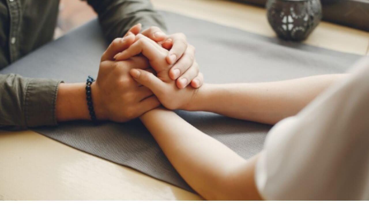 जोडीदारासोबत नातेसंबंध अधिक घट्ट बनवण्यासाठी फॉलो करा ५ टिप्स, वाढेल प्रेम