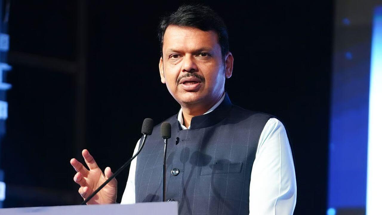 Devendra Fadnavis : फडणवीसांकडूनही “लाव रे तो व्हिडिओ”; ठाकरे बंधूंचं सगळंच काढलं