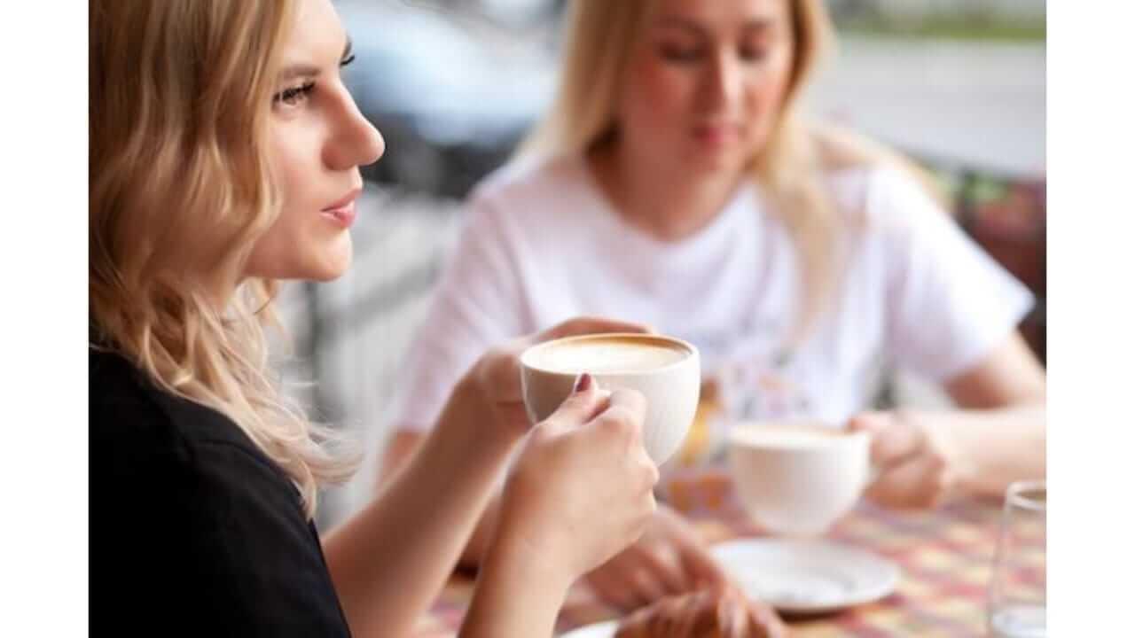 दुपारचा चहा किंवा कॉफी तुमची रात्रीची झोप चोरत आहे का? जाणून घ्या परिणाम