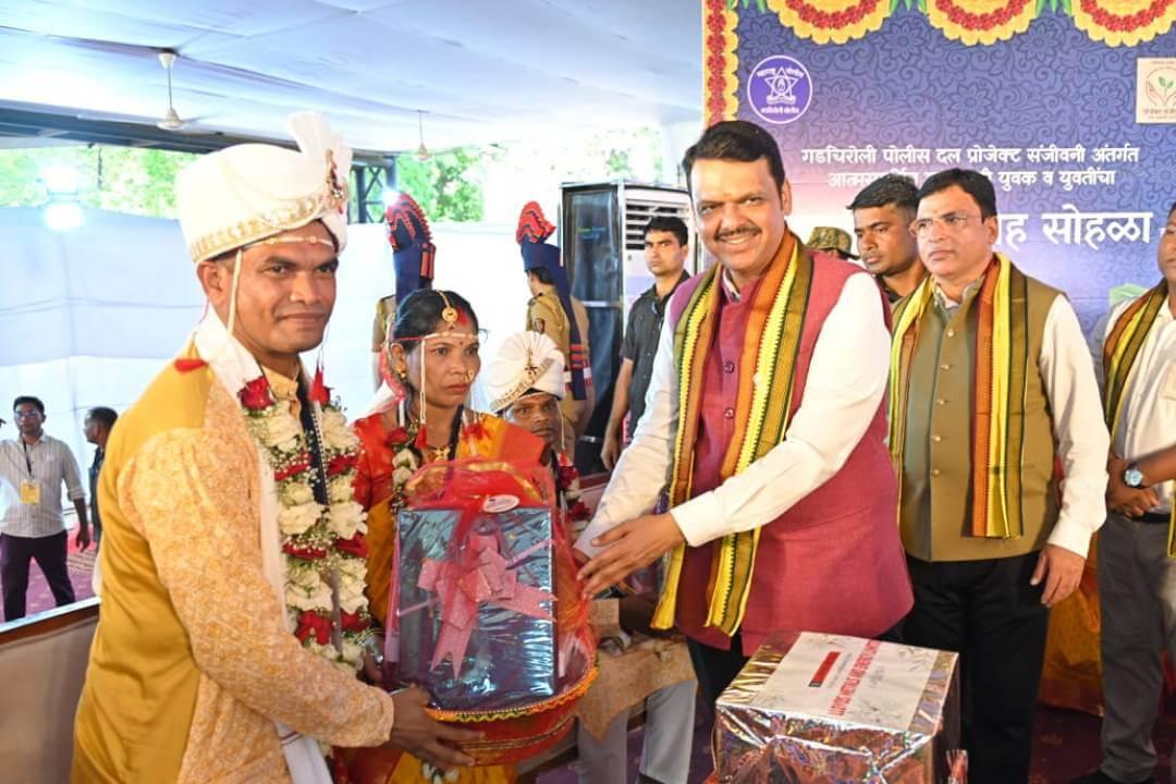 नक्षलग्रस्त दुर्गम भागात आत्मसमर्पण करणाऱ्या नक्षलवाद्यांच्या लग्नाला मुख्यमंत्र्यांची उपस्थिती