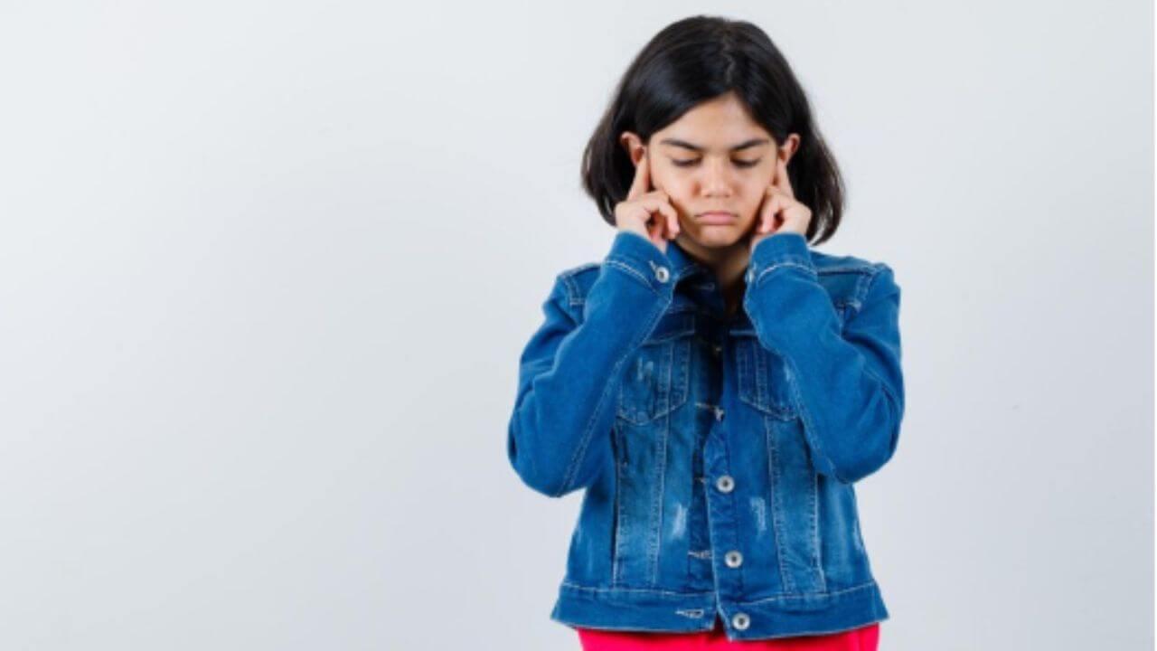 तुमचंही मुल नव्या वर्गात जायला घाबरत आहे? मुलांची भीती दूर करण्यासाठी फॉलो करा टिप्स